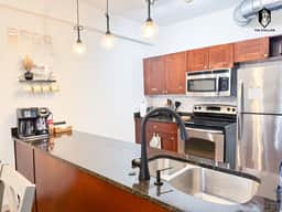 Elvis - The King" Loft - Steps from Main St/Museums (Loft 206)