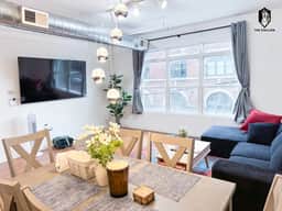 Elvis - The King" Loft - Steps from Main St/Museums (Loft 206)