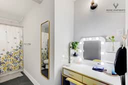 Brand New Modern Luxe Loft w/ King Bed, free parking & Fast Wi-Fi (Suite 12)