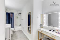 Comfy KING Luxe Studio | FREE Parking & WIFI (Suite 2)