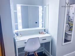 Comfy Studio with King Bed/Free Parking/Super Fast Wifi (Suite 5)