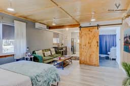 Luxe King Studio w/ Amazing Views ~ Free Parking & WIFI (Suite 1)