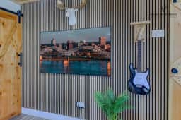 Luxe King Studio w/ Amazing Views ~ Free Parking & WIFI (Suite 1)