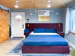 Luxe King Studio w/ Amazing Views ~ Free Parking & WIFI (Suite 1)