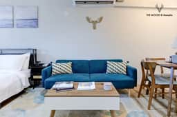 Luxe Modern loft w/ King Bed, Free Parking & Fast WiFi (Suite 11)