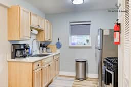 Luxe Modern loft w/ King Bed, Free Parking & Fast WiFi (Suite 11)