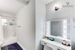 Modern Luxe Studio + Free Parking + King Bed (Suite 6)