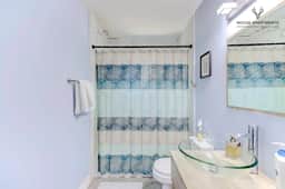 Safe Luxe Studio, FREE Parking & WIFI (Suite 3)