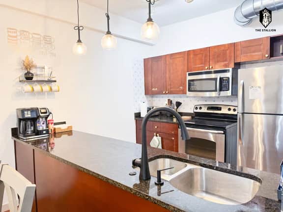 Elvis - The King" Loft - Steps from Main St/Museums (Loft 206)