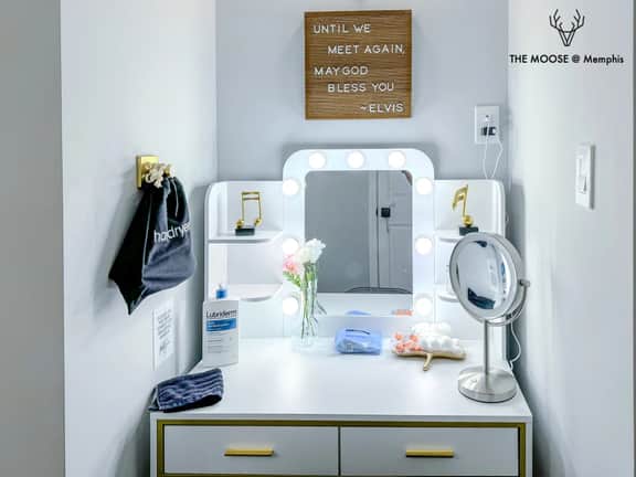 Elvis Presley Suite w/ King Bed & Free WIFI (Suite#4)