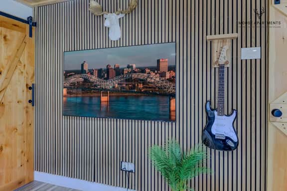 Luxe King Studio w/ Amazing Views ~ Free Parking & WIFI (Suite 1)