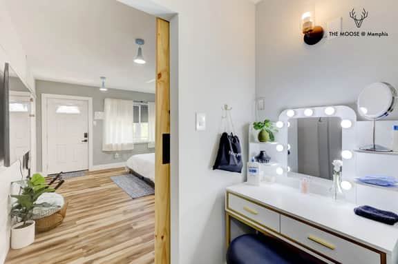 Luxe Modern loft w/ King Bed, Free Parking & Fast WiFi (Suite 11)