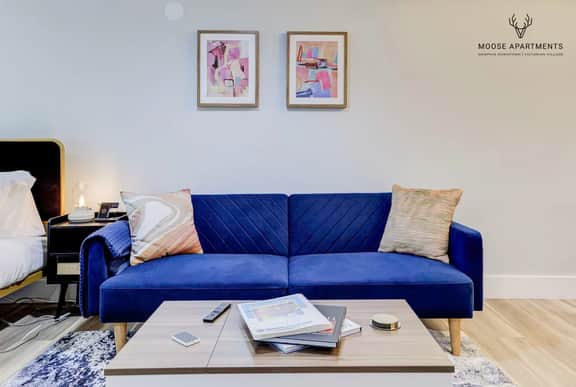 Luxe Modern loft with King Bed, Free Parking and Fast Wi-Fi (Suite 9)