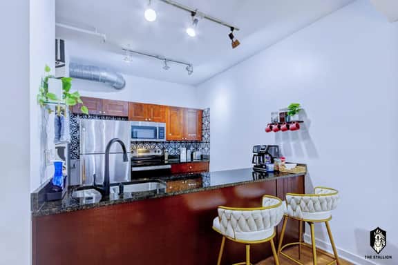 Walkable Downtown Location - Luxe Loft w/ free gated parking (Loft#208)