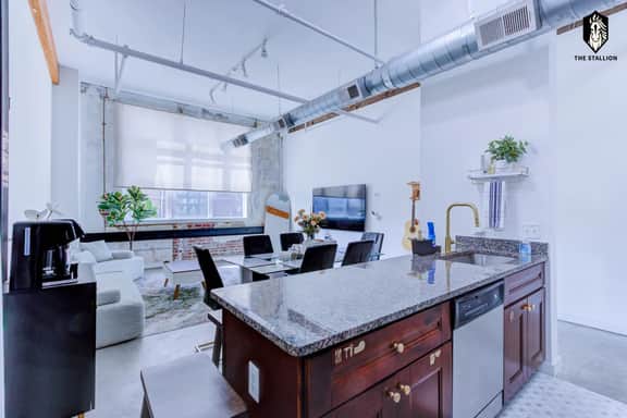 Walkable Downtown Location- Luxe Loft w/ free gated parking (Loft #108)
