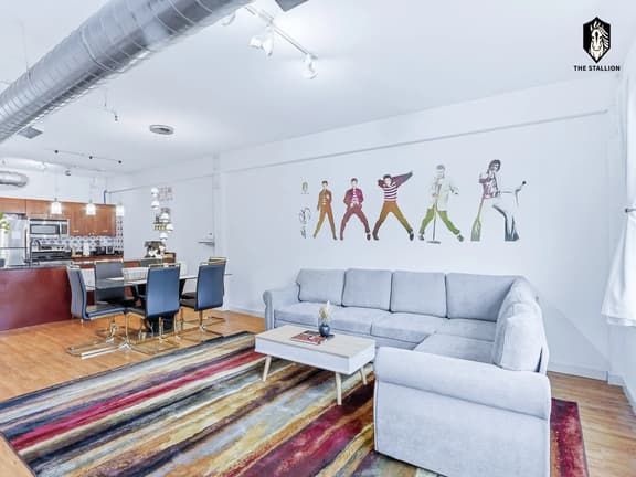Celebrating Elvis" Loft - Steps from Main St/Museums (Loft 201)