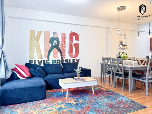 Elvis - The King" Loft - Steps from Main St/Museums (Loft 206)