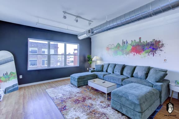 Tribute to Elvis" Loft - Steps from Downtown Attractions (Loft#304)