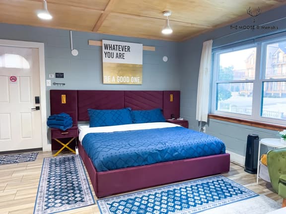 Luxe King Studio w/ Amazing Views ~ Free Parking & WIFI (Suite 1)